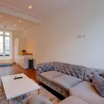 Charming Beau 2-Bed Haven Near Harrods
