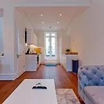 Charming Beau 2-Bed Haven Near Harrods