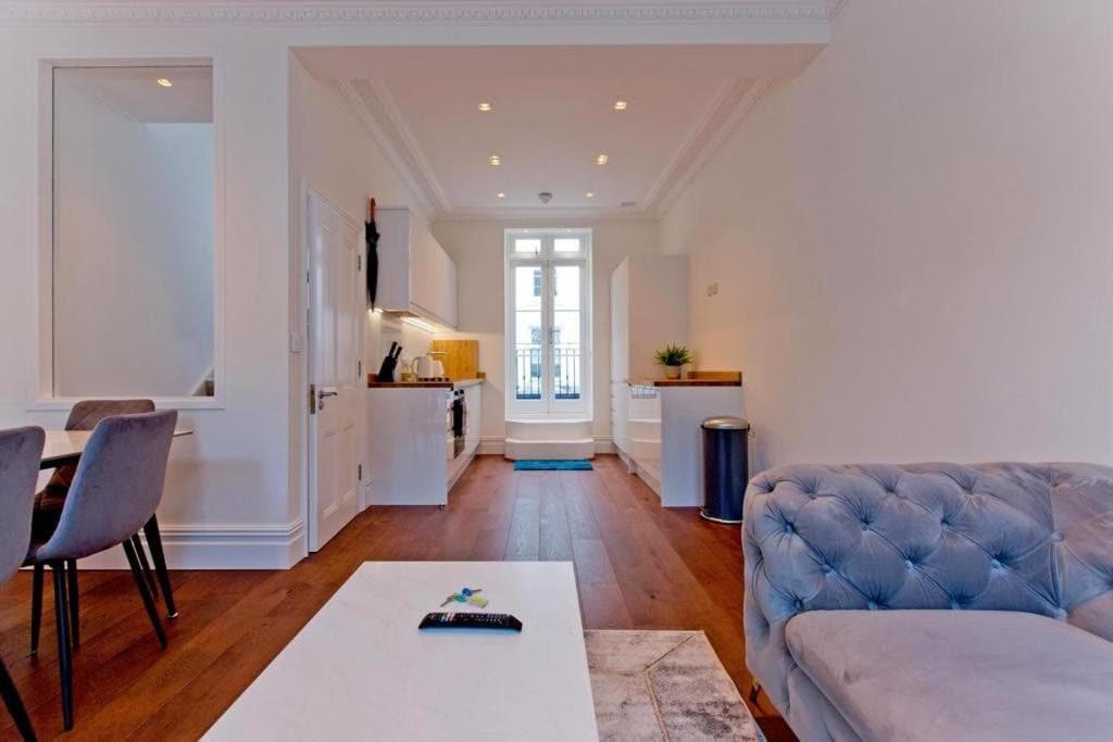 Charming Beau 2-bed Haven Near Harrods Appartamento