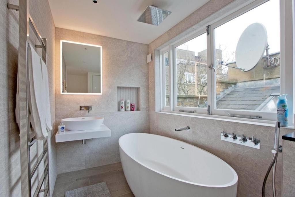 Charming Beau 2-bed Haven Near Harrods *