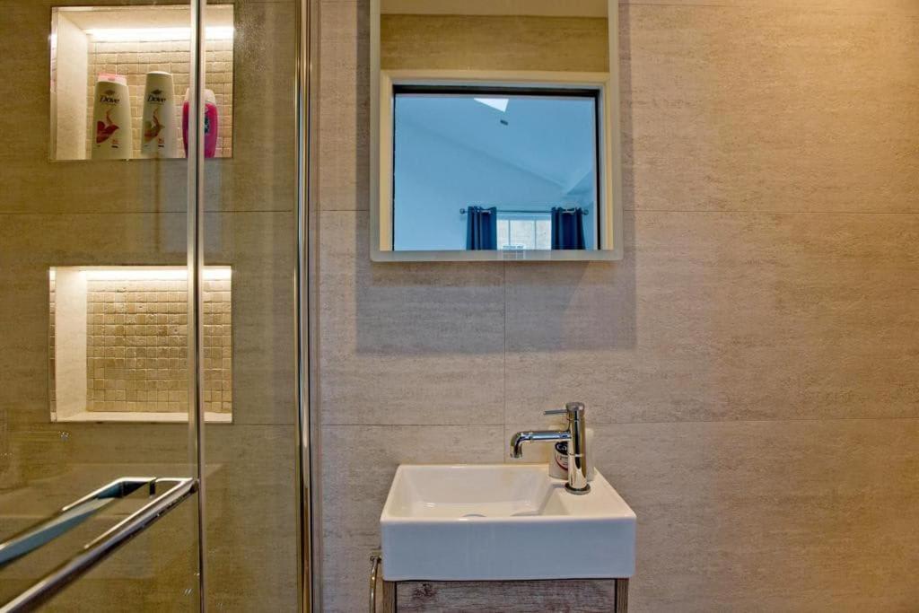 Charming Beau 2-bed Haven Near Harrods * Londra