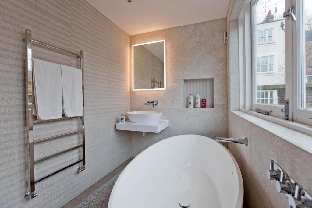 Charming Beau 2-bed Haven Near Harrods